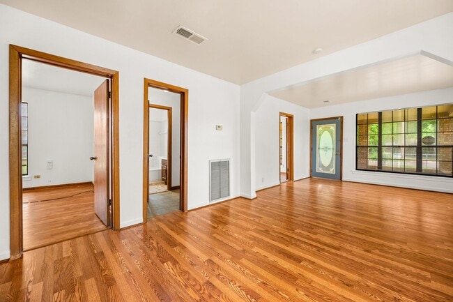 Building Photo - Check Out this 2 bed 1 bath in Alexandria