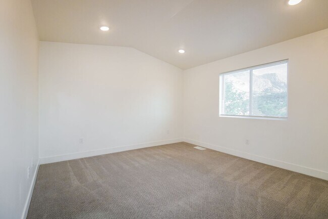 Building Photo - Modern 3 Bed, 2.5 Bath Pet-Friendly Home w...