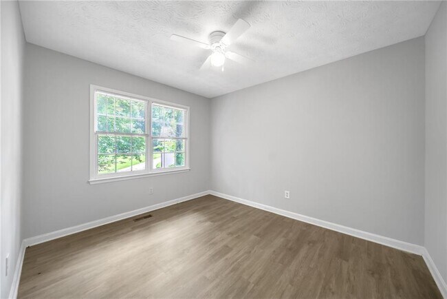 Building Photo - 608 Wood Ridge Dr