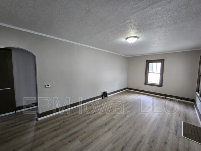 Building Photo - 947 Newton St