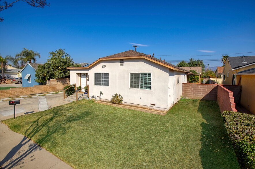Building Photo - 9726 Mercedes Ave