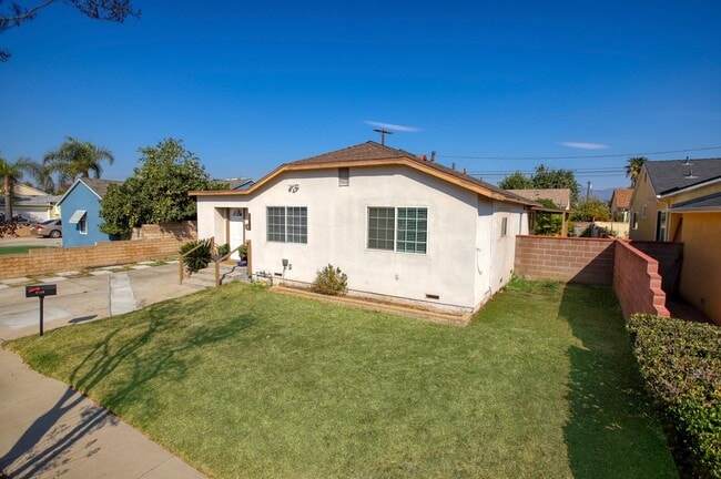 Building Photo - 9726 Mercedes Ave