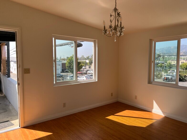 living room facing outside - 1013 Rosedale Ave
