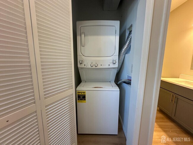 Building Photo - 88 Louis St