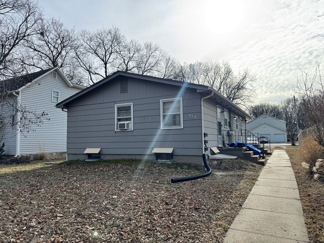 Building Photo - Newly updated 2 bedroom apartment