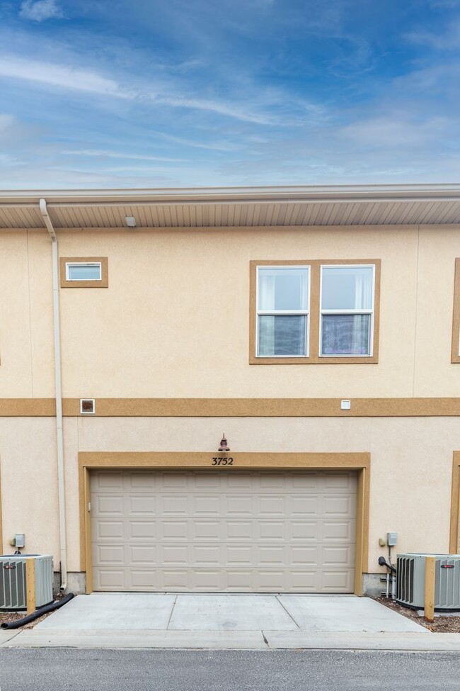 Building Photo - Beautiful 2 Bed 2 Bath South Jordan Townhome