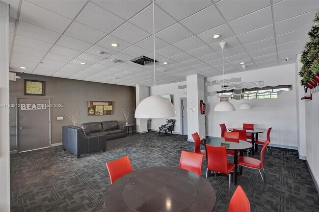 Building Photo - 400 Kings Point Dr