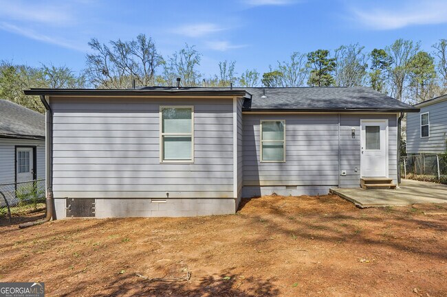 Building Photo - 250 Maple St