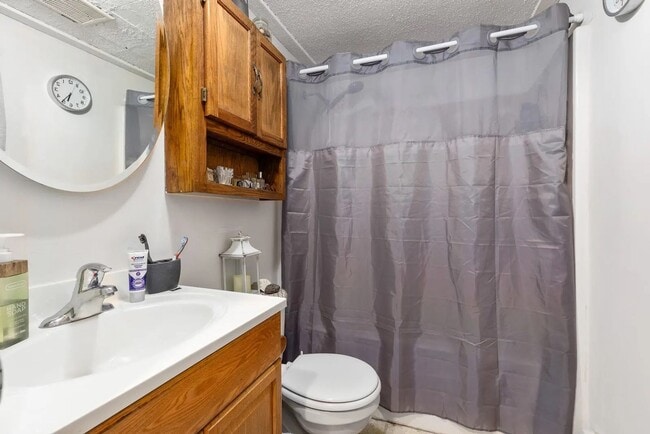 Building Photo - Cozy 3 bedroom, 1 Bathroom Home On Corner ...