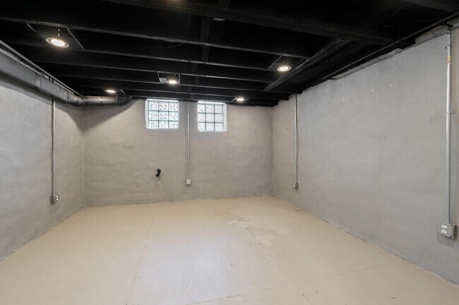 Building Photo - 281 Reinhard Ave