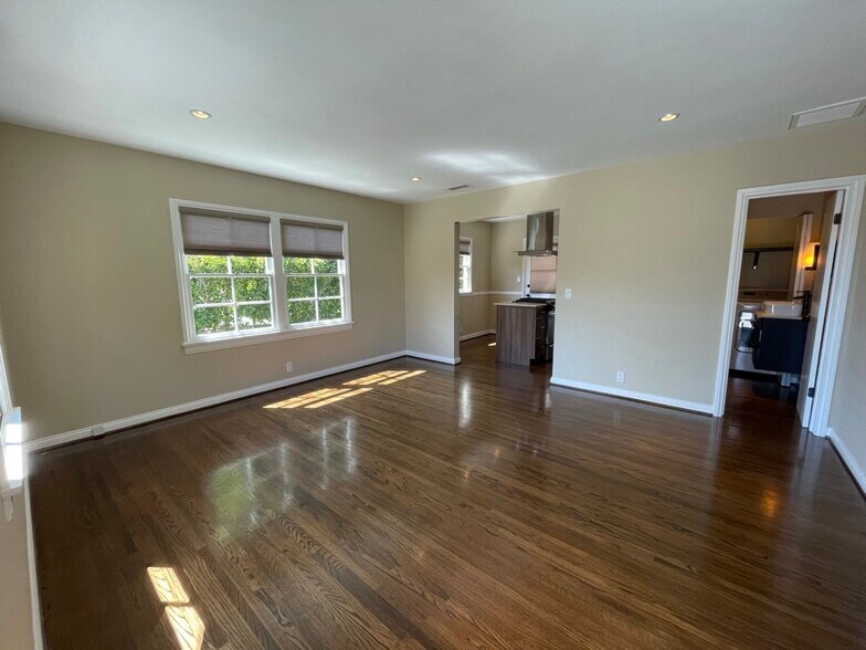 oversized living room - 10887 Flaxton St