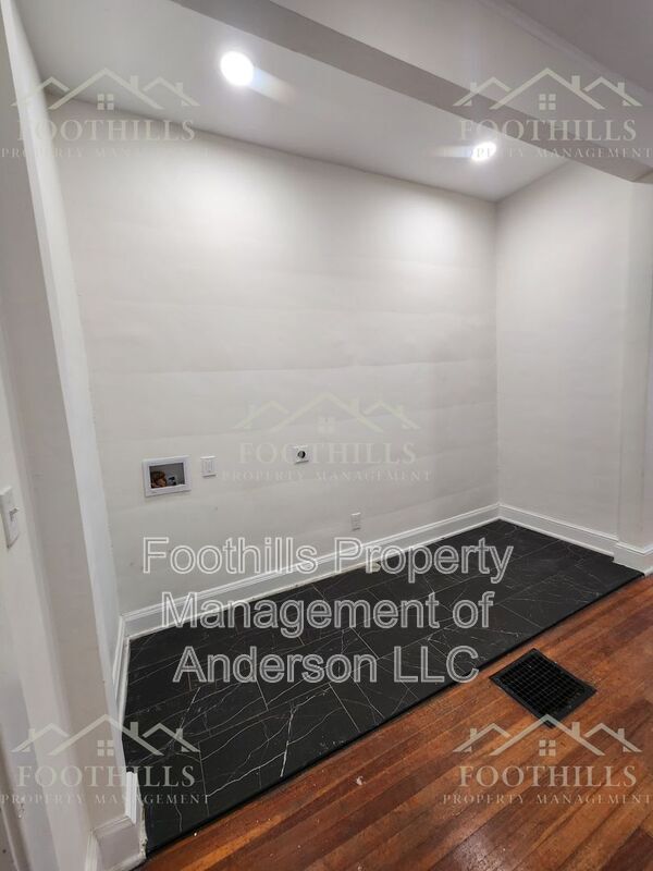 Building Photo - 306 E Calhoun St