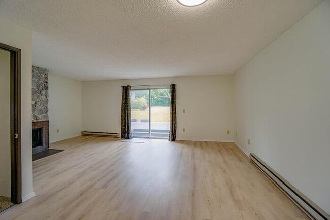 Building Photo - THREE BEDROOM TOWN HOME WITH GARAGE IN HAZEL DELL