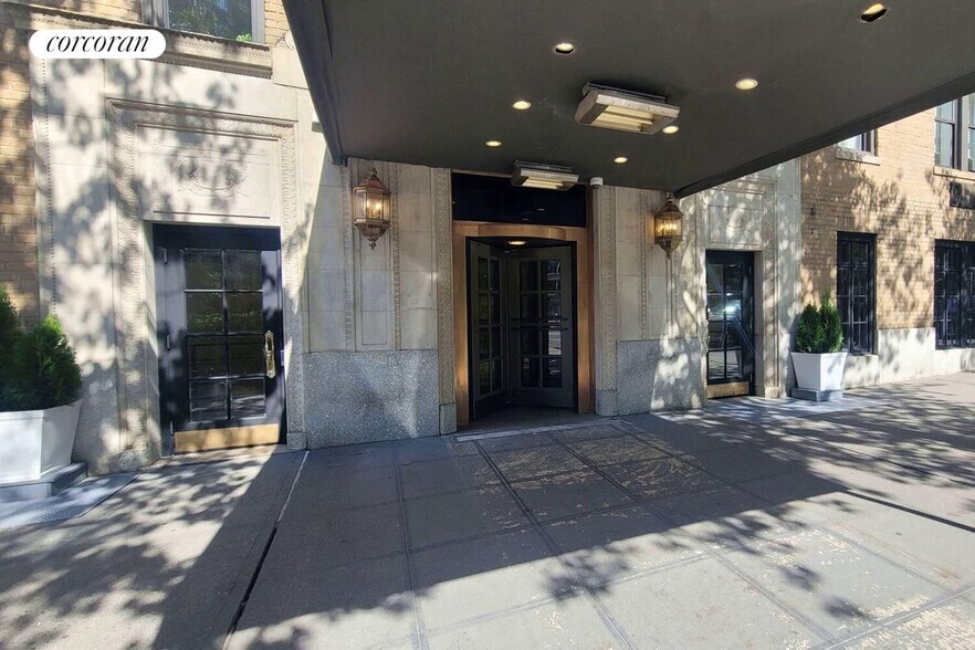 Building Photo - 45 W 81st St