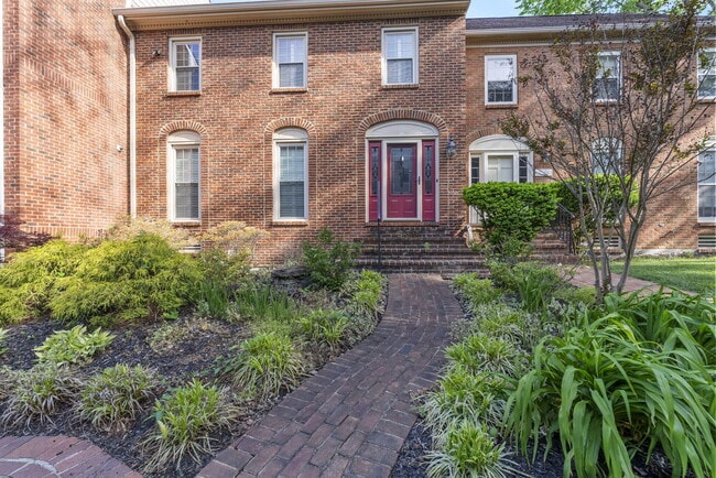 Building Photo - 236 Chippendale Cir