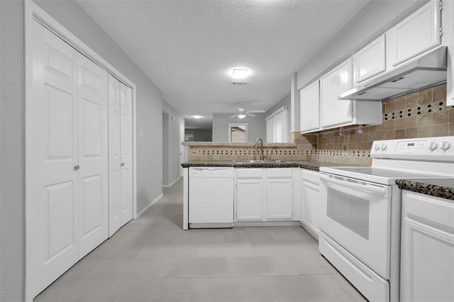 Building Photo - 2111 E Belt Line Rd