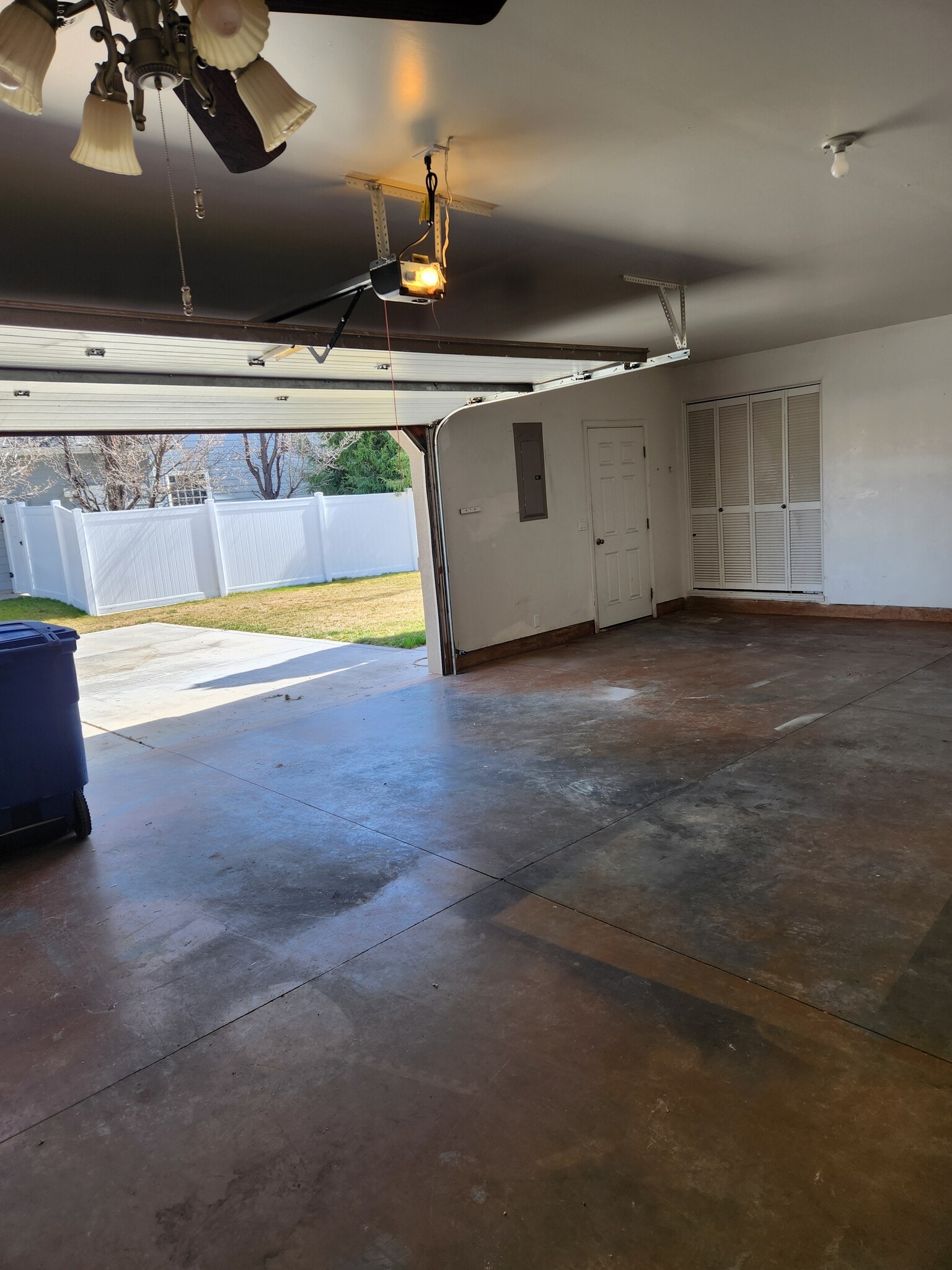 Garage - 411 Federation Rd