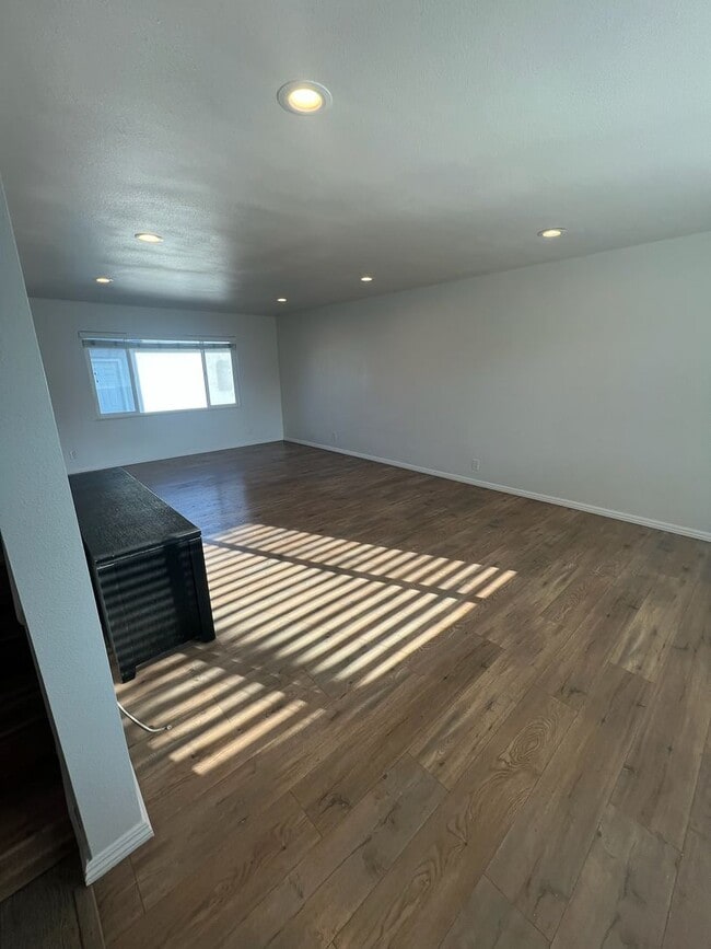 Building Photo - Spacious 4 bedroom, 2 bath single family home
