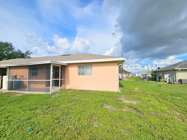 Building Photo - Move-in Ready 3 BR & 2 BA