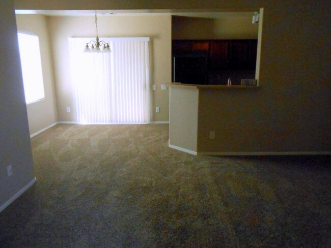 Building Photo - Great Large Condo w/Garage in NW gated Com...