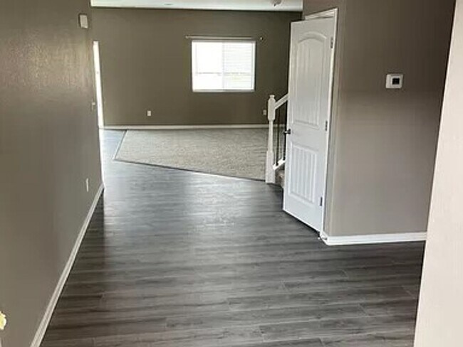 Building Photo - Gorgeous 4-Bed Home in Enclaves at Mountain Vista (D49)