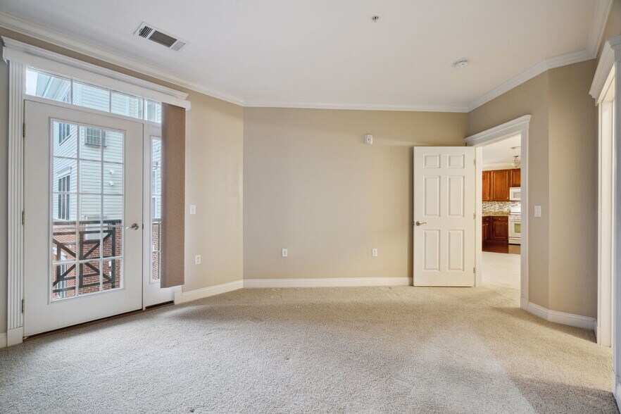 Building Photo - 300 W Elm St