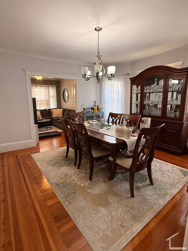 Building Photo - Beautiful, Spacious 2.5 bed in Brighton w/ Parking and Private Laundry!