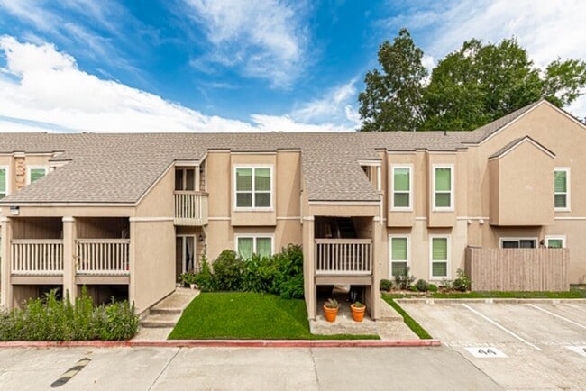 Building Photo - 2 Bedroom Condo with Pool and the Convinience of a Jefferson Hwy Address!