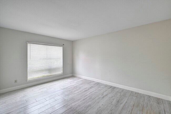 Building Photo - 2230 S Piney Point Rd