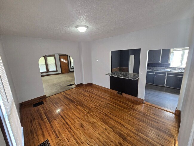 Building Photo - 3 Bedroom House
