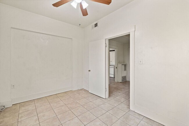 Building Photo - Vintage Bungalow Near University of Arizona