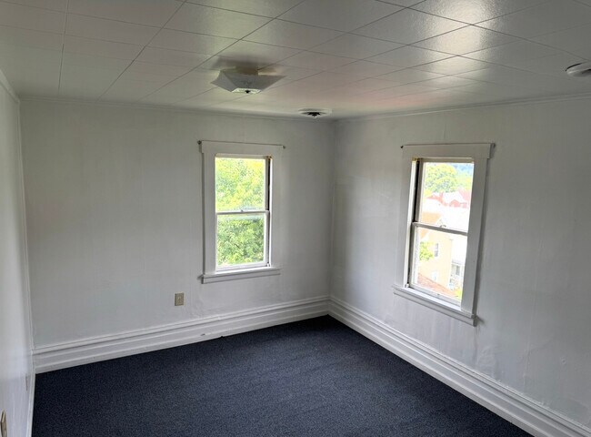Building Photo - 313 5th St