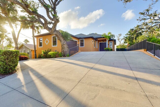 Building Photo - 830 Laguna Drive-SI ID1620665P