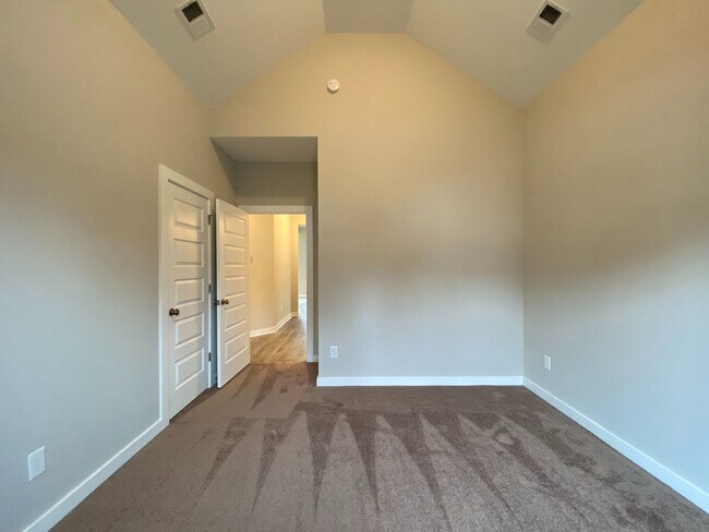 Building Photo - 65 Red Oak Ct