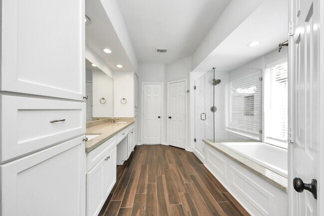 Building Photo - 5310 Oak Cove Dr