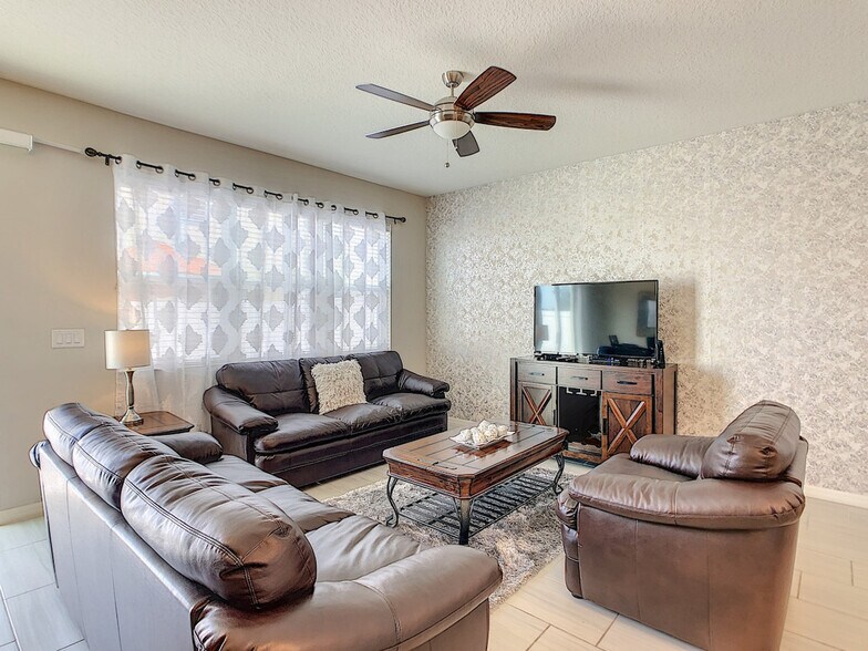 Building Photo - 5142 Adelaide Dr