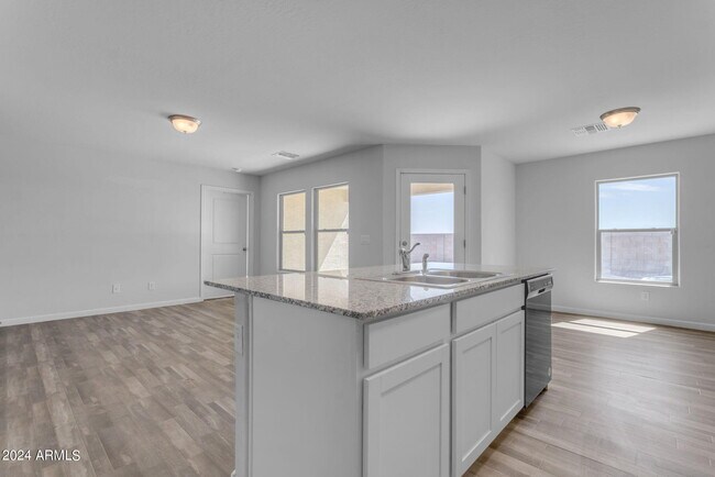 Building Photo - 1213 W Elm Ave