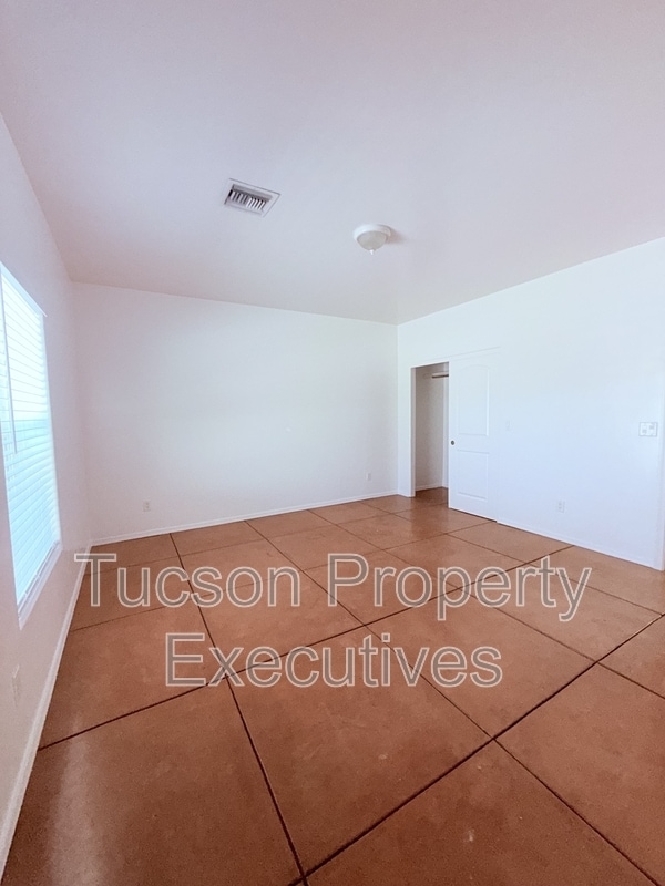 Building Photo - 324 W 23rd St