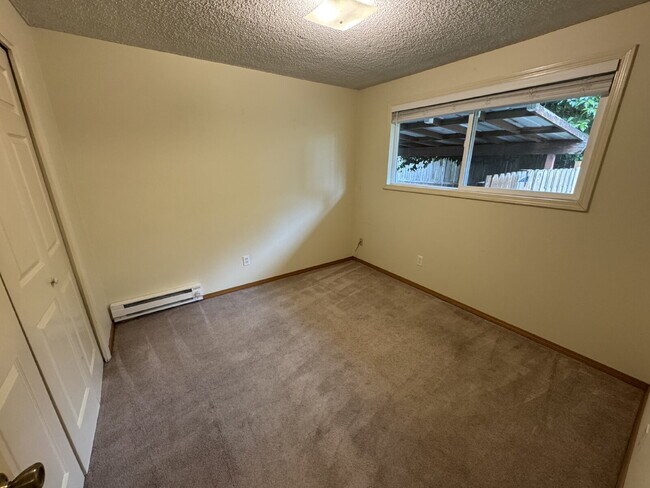 Building Photo - Milwaukie Tri-plex, 2-Bedroom, Near Transp...