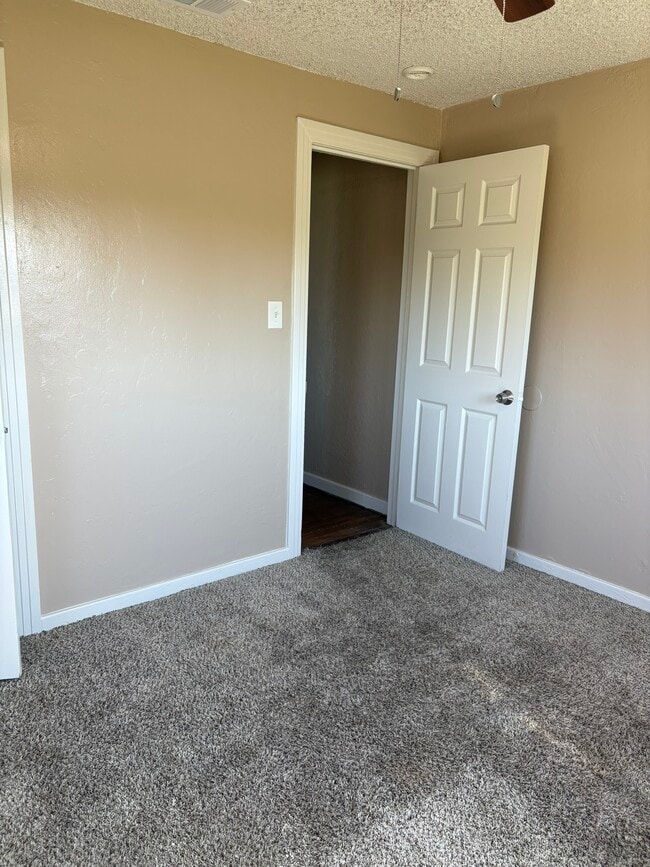 Building Photo - 6832 E Harvey Ave