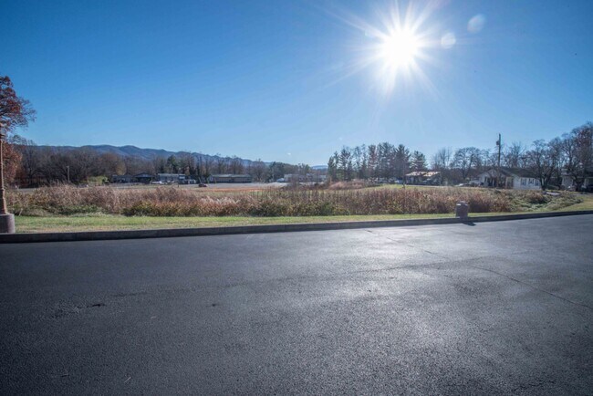 Building Photo - 614 N Center St