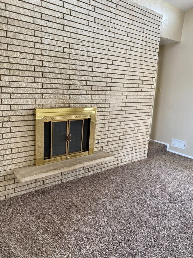 Building Photo - Mid-Century Modern Home close to Bonham Middle School