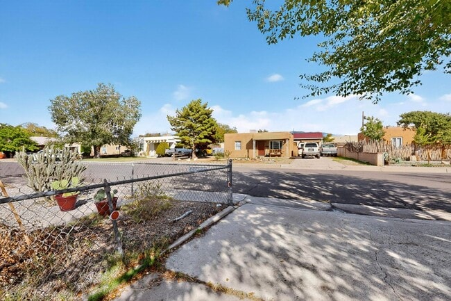 Building Photo - UPTOWN 2/bd 1/ba 1/cg 950/sf