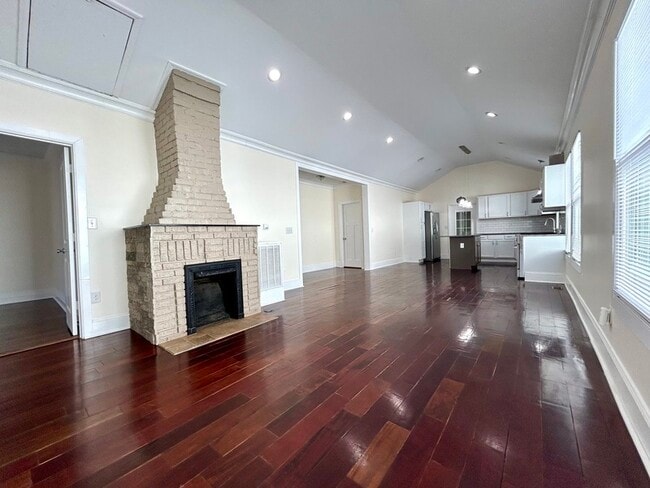 Building Photo - 202 Maurice St