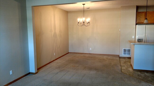 Building Photo - 943 Willow Glen Dr