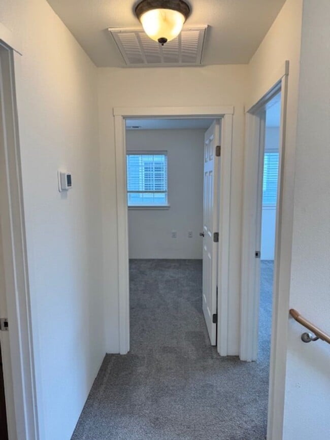 Building Photo - 2 STORY DUPLEX IN THE HEART OF PHOENIX OREGON