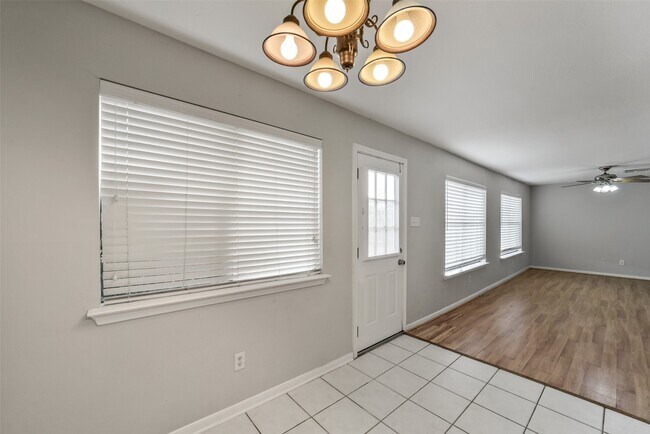 Building Photo - 3231 Stoneydale Ln