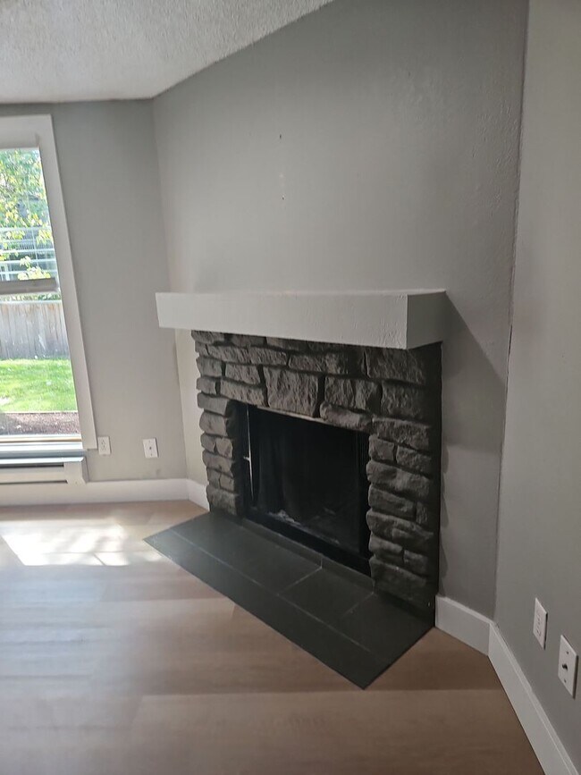 Building Photo - APPLICATION PENDING - 2bed/1bath unit on S...