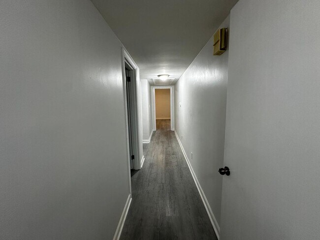 Building Photo - Spacious 5 Bed / 2 Bath home