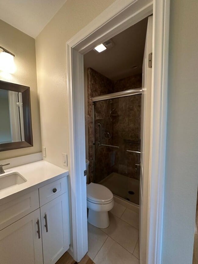 Building Photo - Stunning END-UNIT 3-bedroom condominium located in Agoura Hills